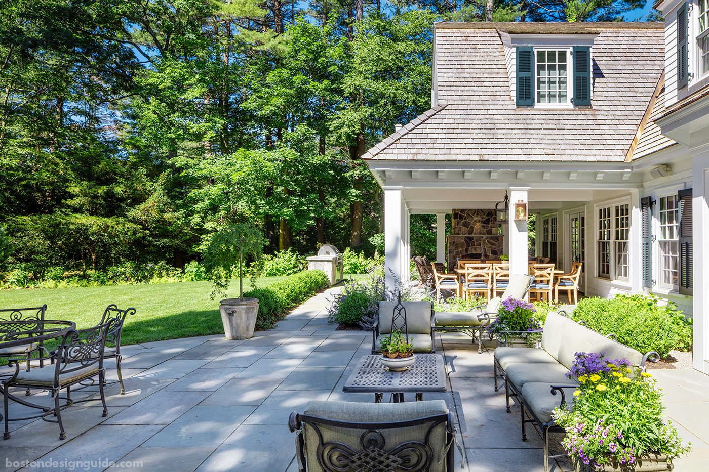 Outdoor terrace by Dan Gordon Landscape Architects