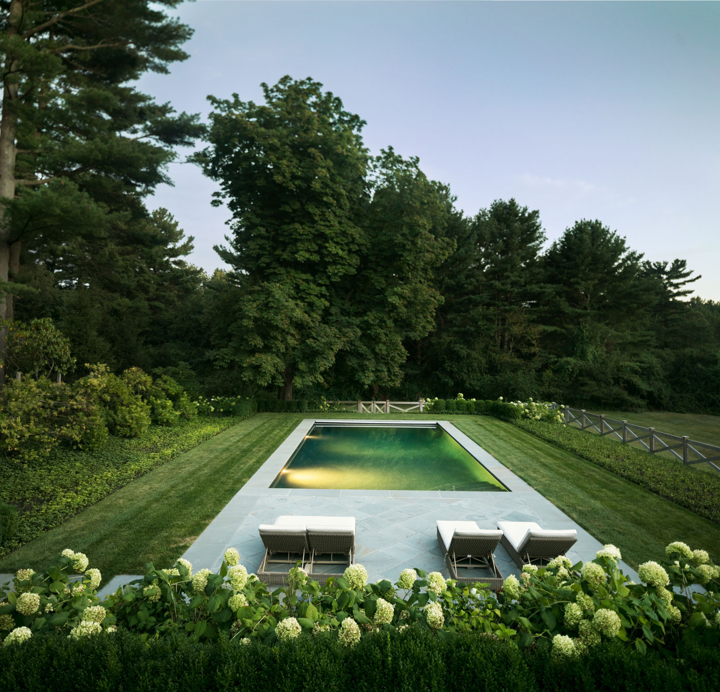 Award-winning high-end pool terrace by Dan Gordon Landscape Architects