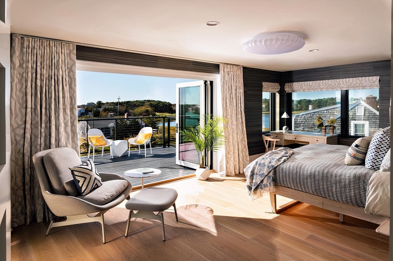 Bedroom overlooking the water 