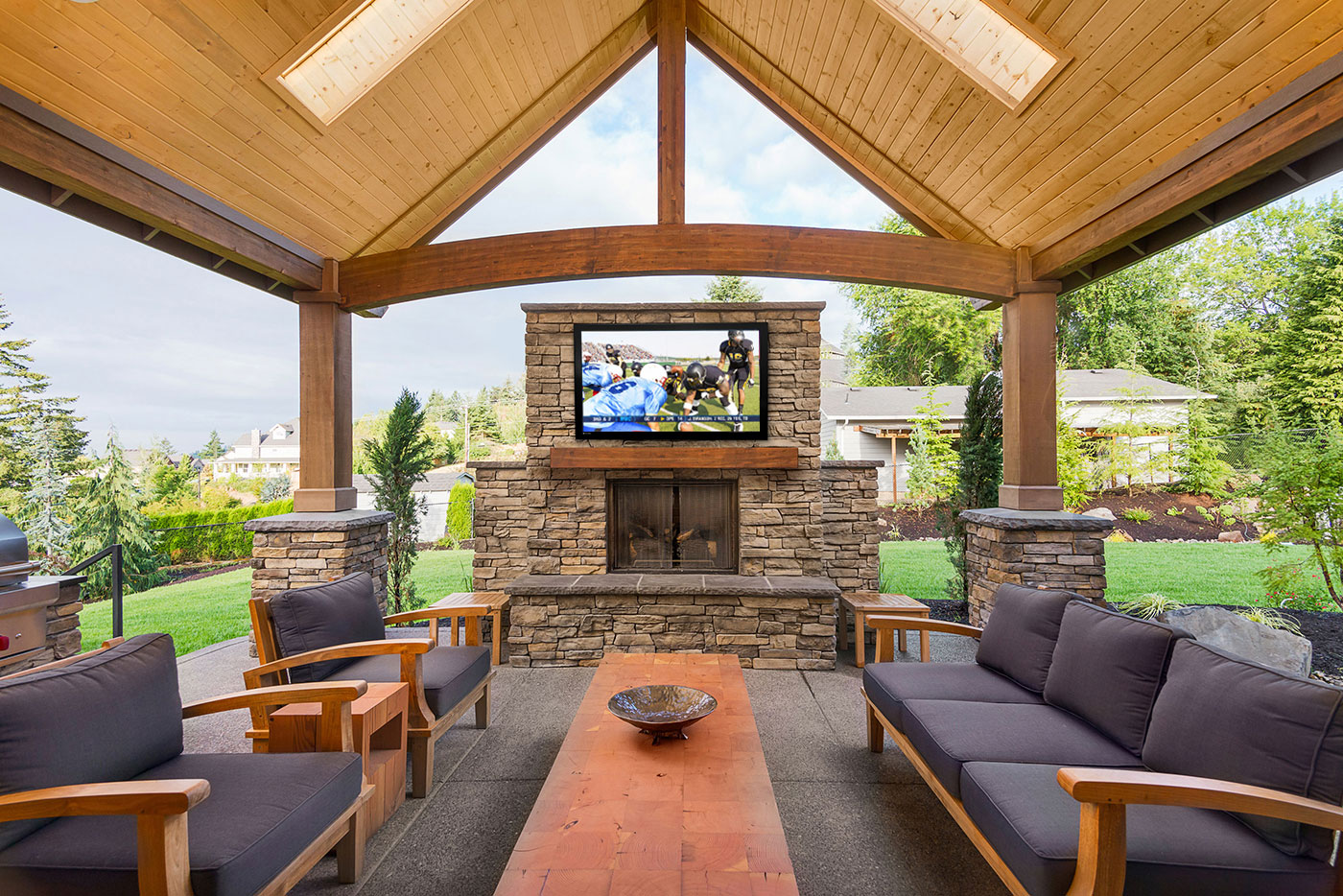 Outdoor living room featuring a Séura Storm TV