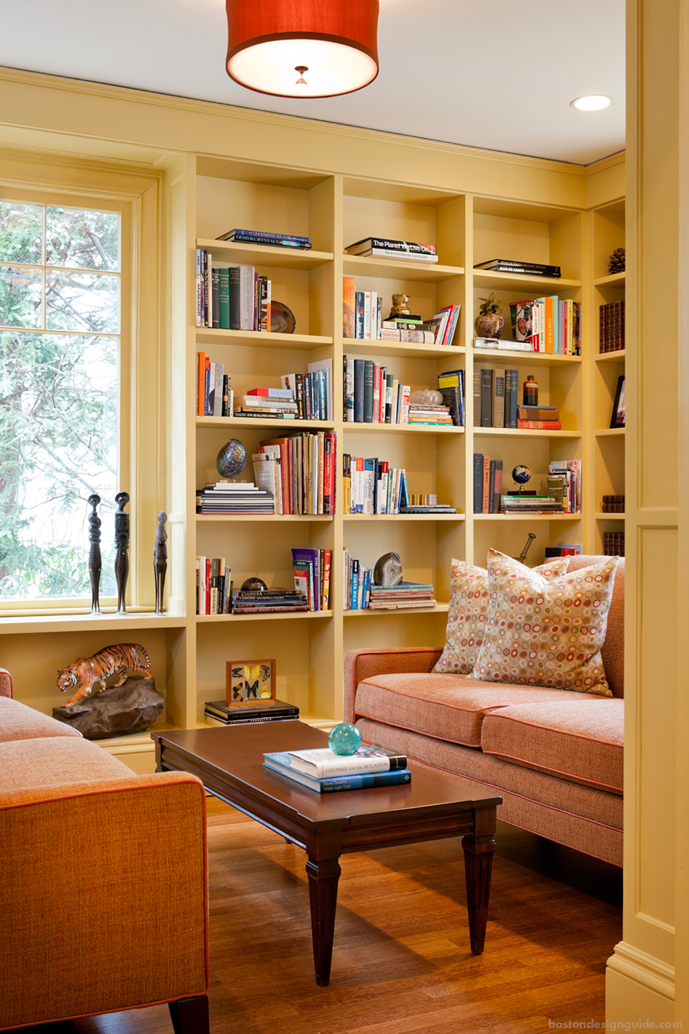 How to arrange a bookshelf