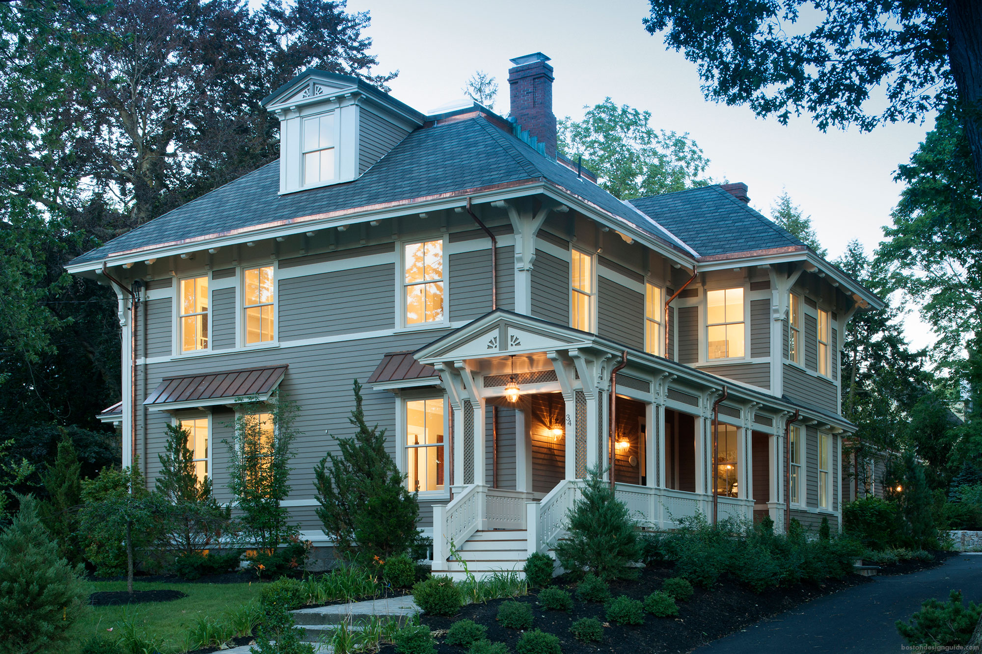 Будете дома. Классический дом в сером. Дом серая крыша классика. Дом серый с рыжим. Голубой фасад дома в классическом стиле.