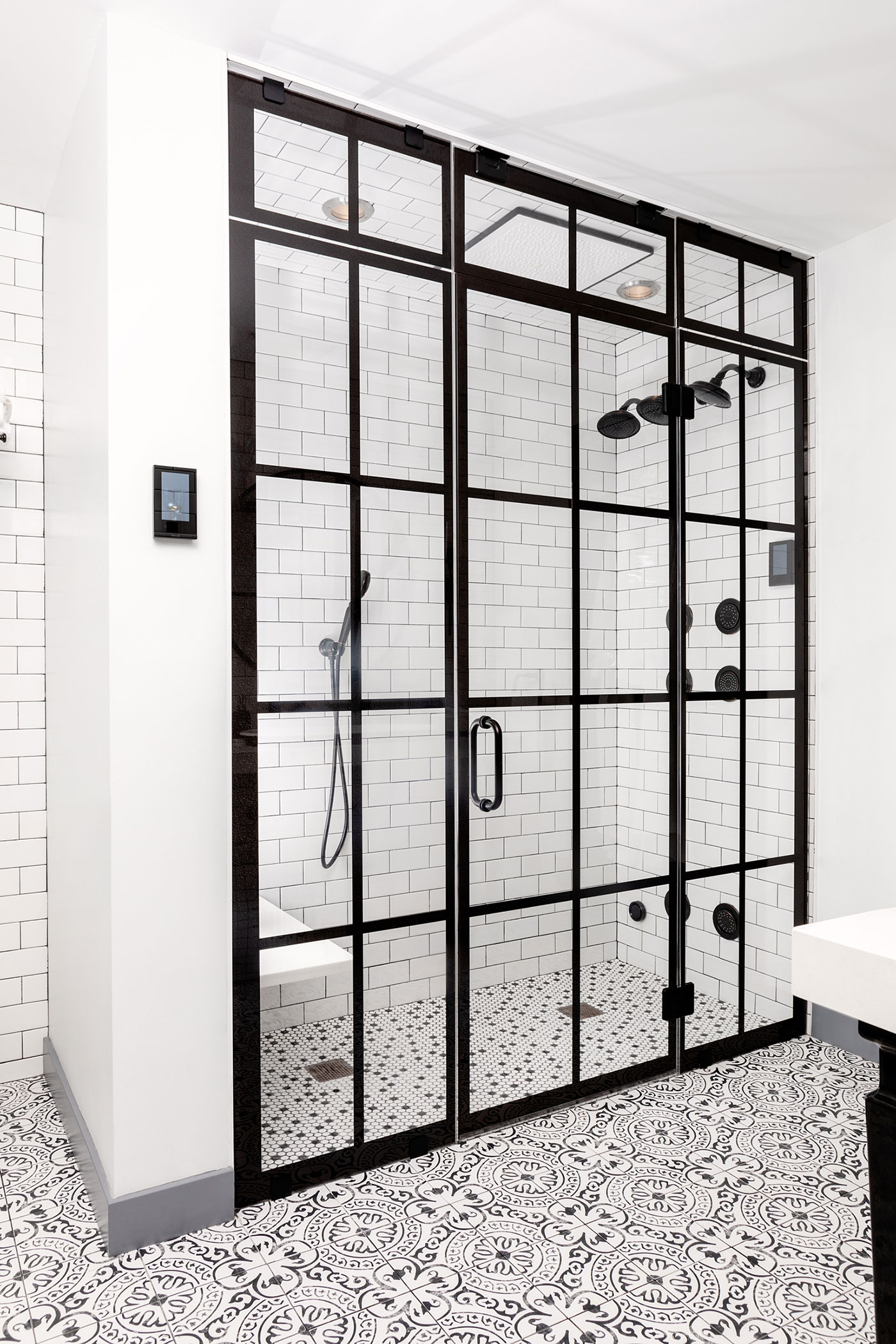 WOON-Tech in-glass printing, grid shower