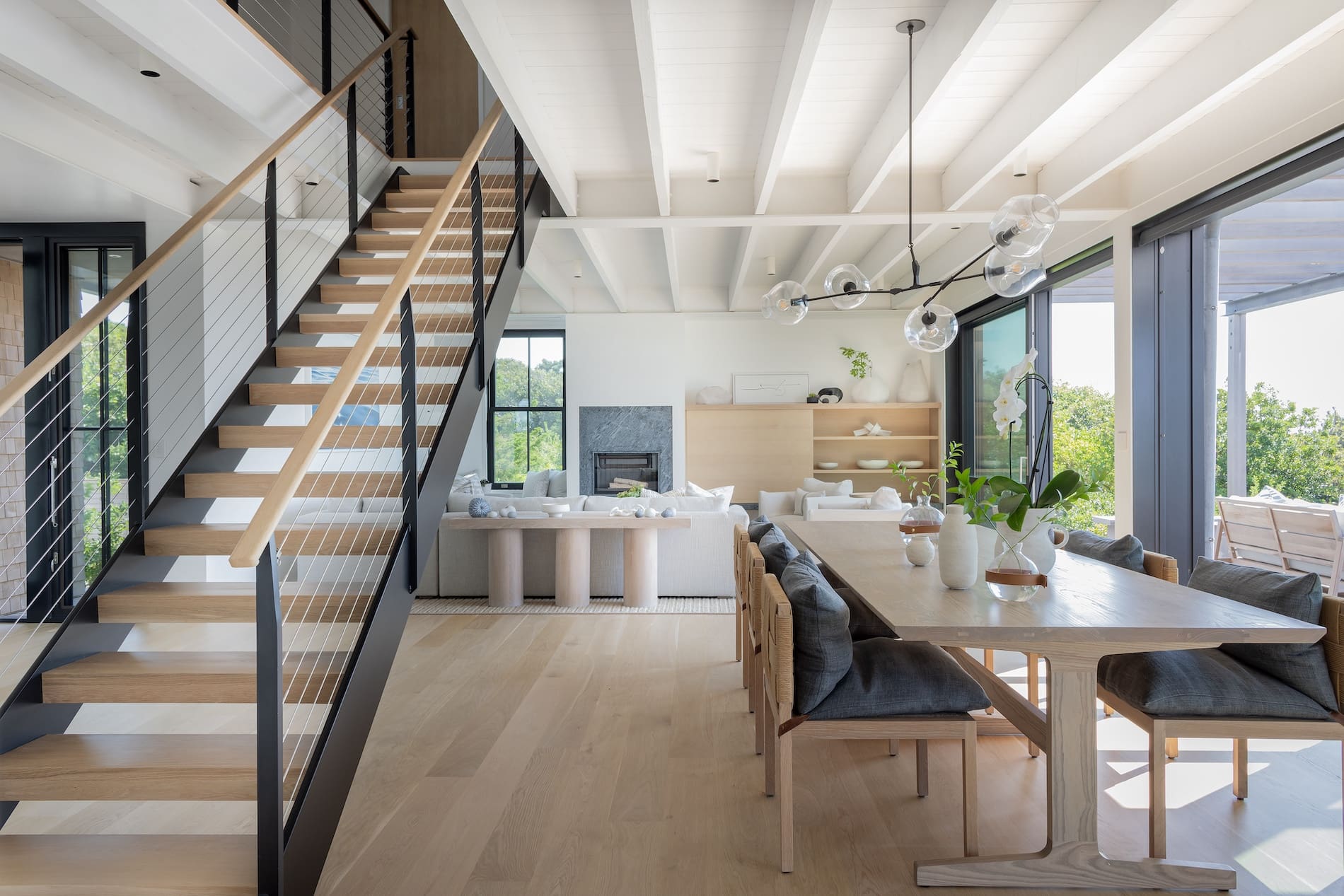 Interior Designer: Martha’s Vineyard Interior Design, Architect: Estes Twombly + Titrington, Contractor: CH Newton Builders, Photographer: Michael J. Lee Photography