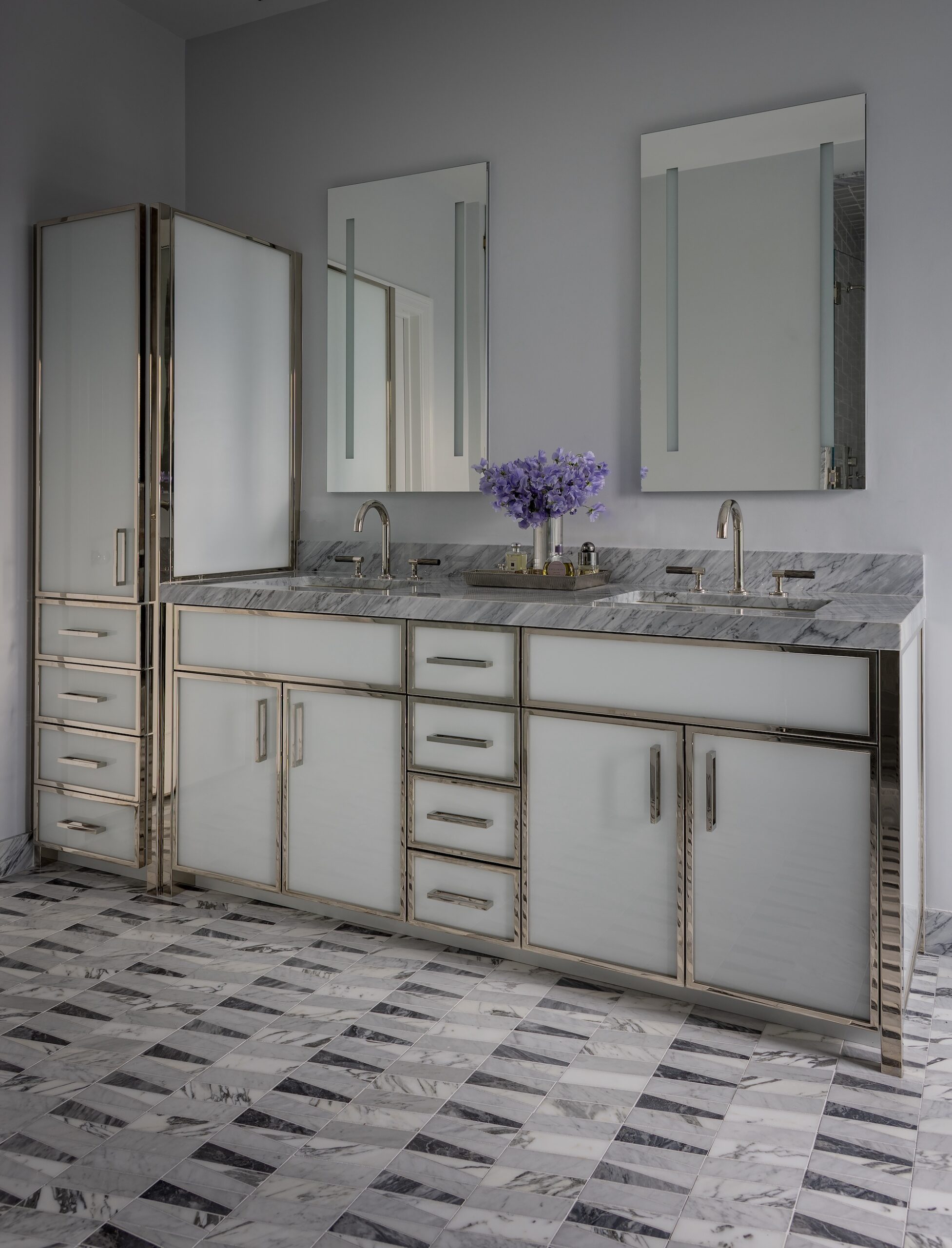 Builder: The Lagasse Group, Kitchen: Venegas & Company, Scope: Interior Design + Renovation, Photography: Michael J. Lee