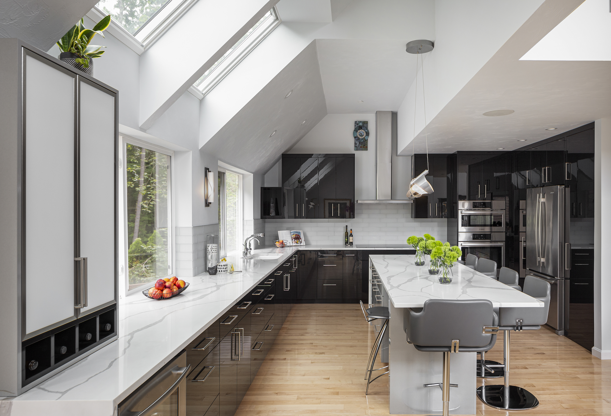 Kitchen Design by Jodi Swartz Principal Designer, KitchenVisions, Photo: Michael P. Lefebvre @michaelplefebvre, Builder: Deer Path Farms