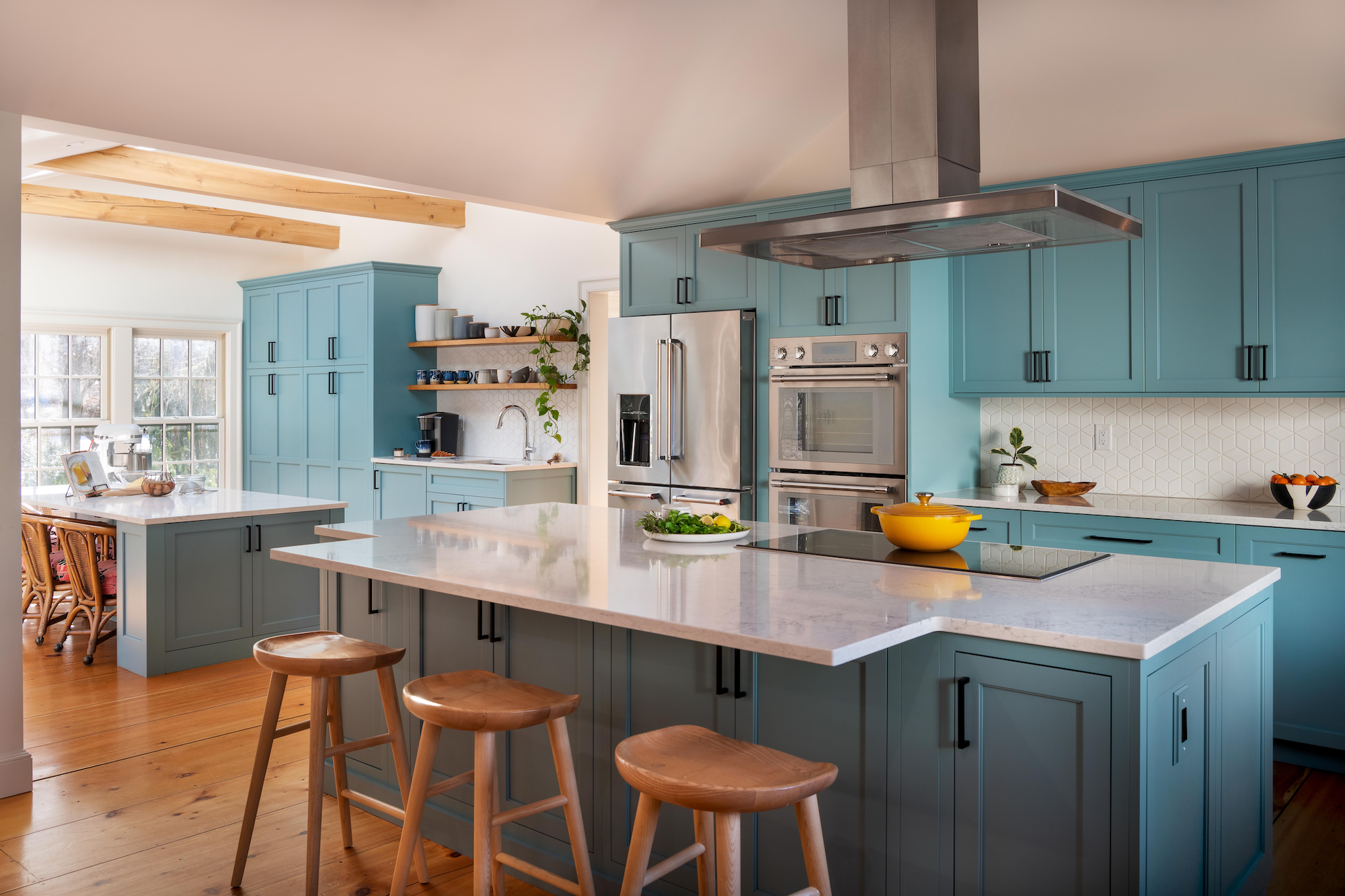 Kitchen Design by Jodi Swartz Principal Designer, KitchenVisions, Photo: Sabrina Cole Quinn @sabrinacolequinn, Builder: Andrew Stone Preferred Builders