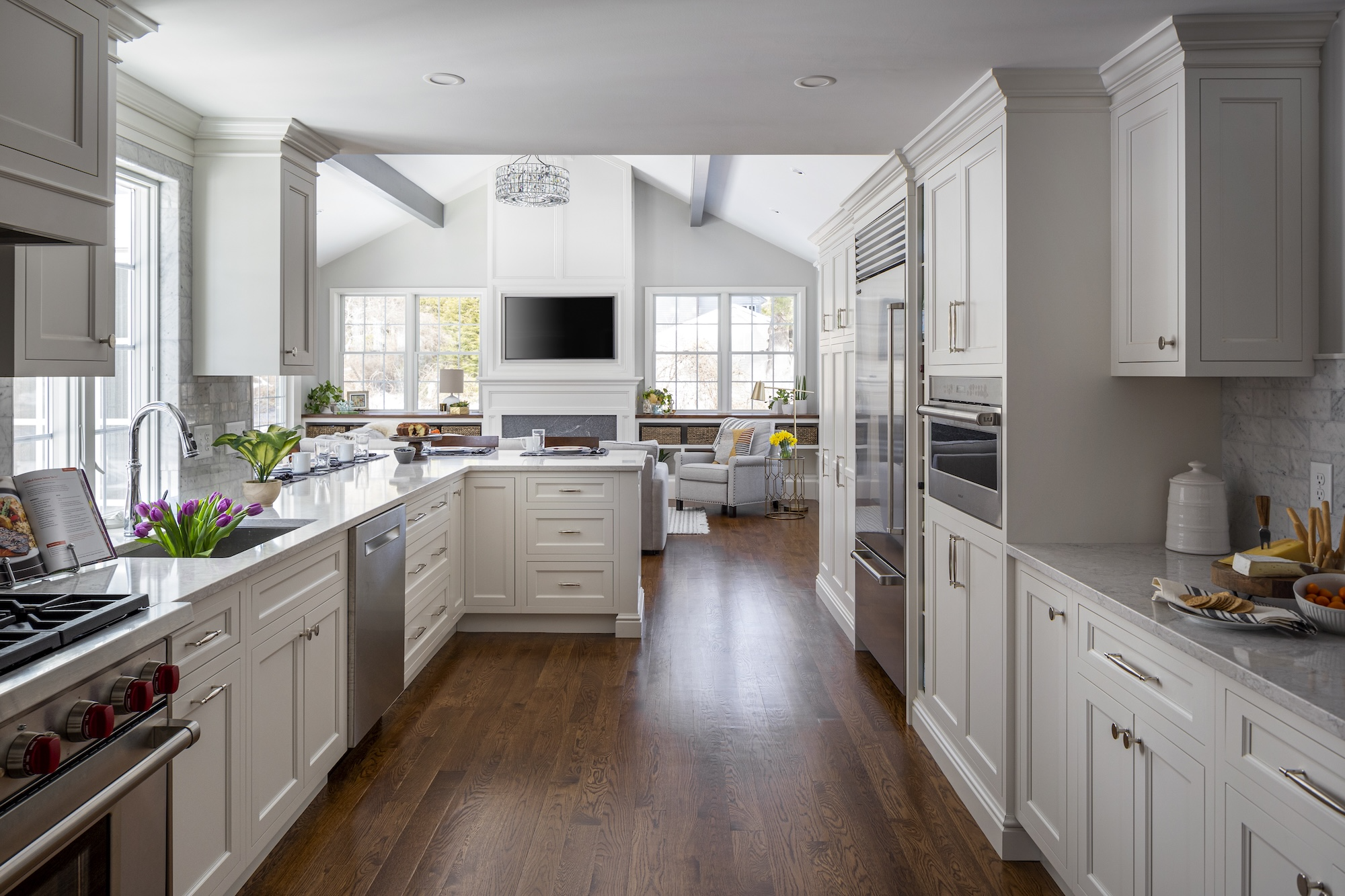 Kitchen Design by Jodi Swartz Principal Designer, KitchenVisions, Photo: Michael P. Lefebvre @michaelplefebvre, Builder: Andrew Stone Preferred Builders