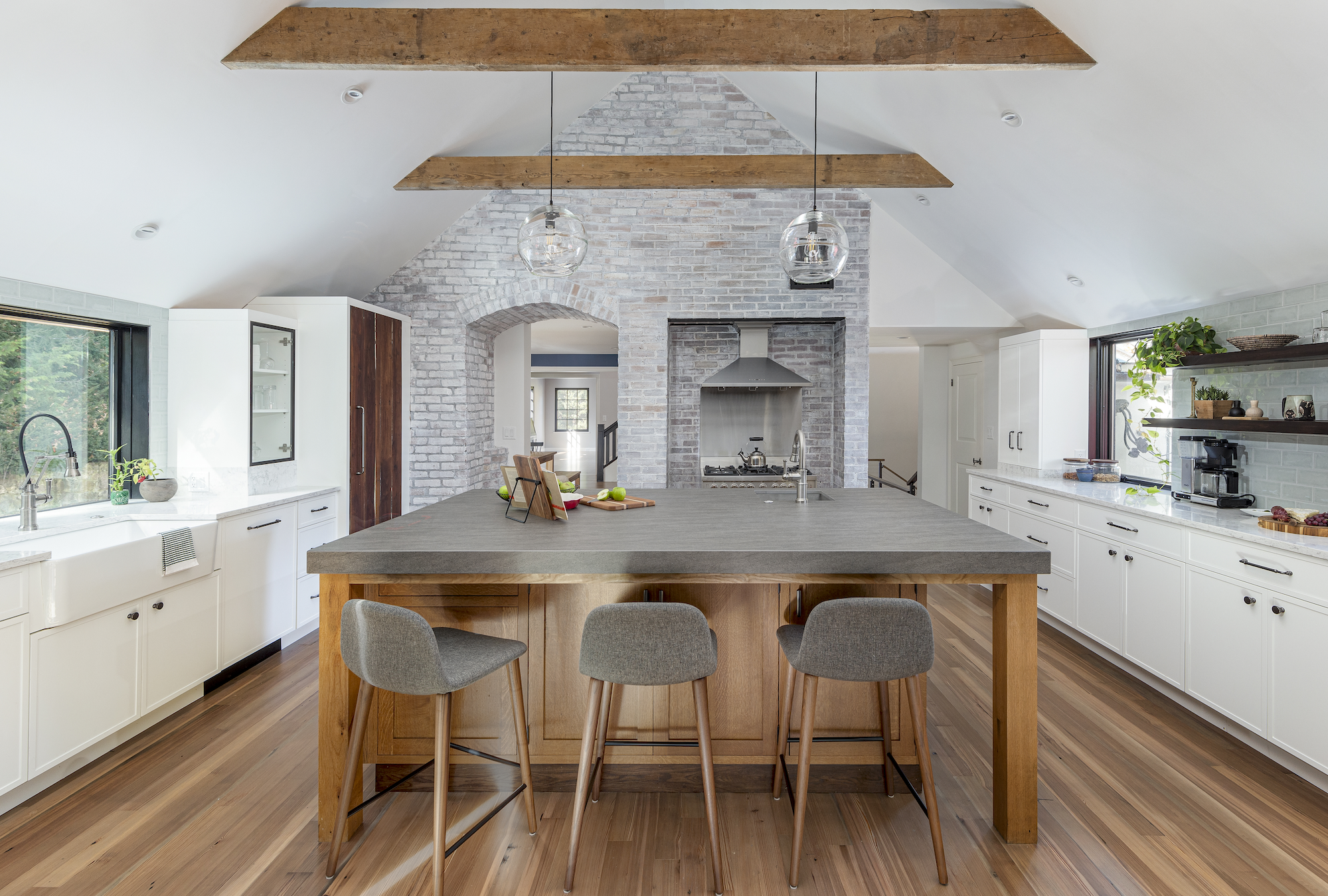Kitchen Design by Jodi Swartz Principal Designer, KitchenVisions, Photo: Michael P. Lefebvre @michaelplefebvre, Builder: JensenHus Design Build