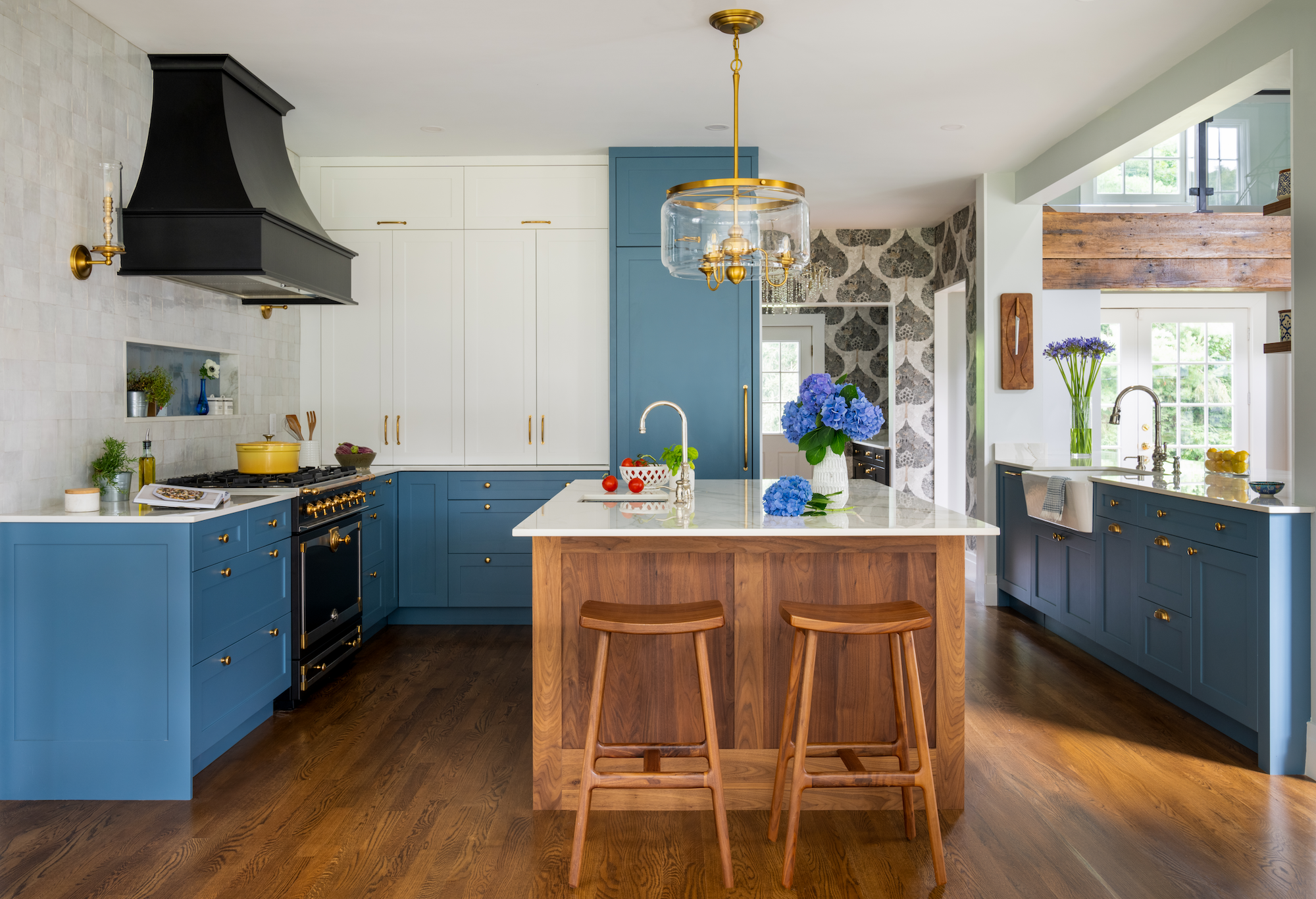 Kitchen Design by Jodi Swartz Principal Designer, KitchenVisions, Photo: Sabrina Cole Quinn @sabrinacolequinn, Stylist: Caitlin McLaughlin @cmack2002, Builder: Asher Nichols & Craftsmen @ashernicholscraftsmen