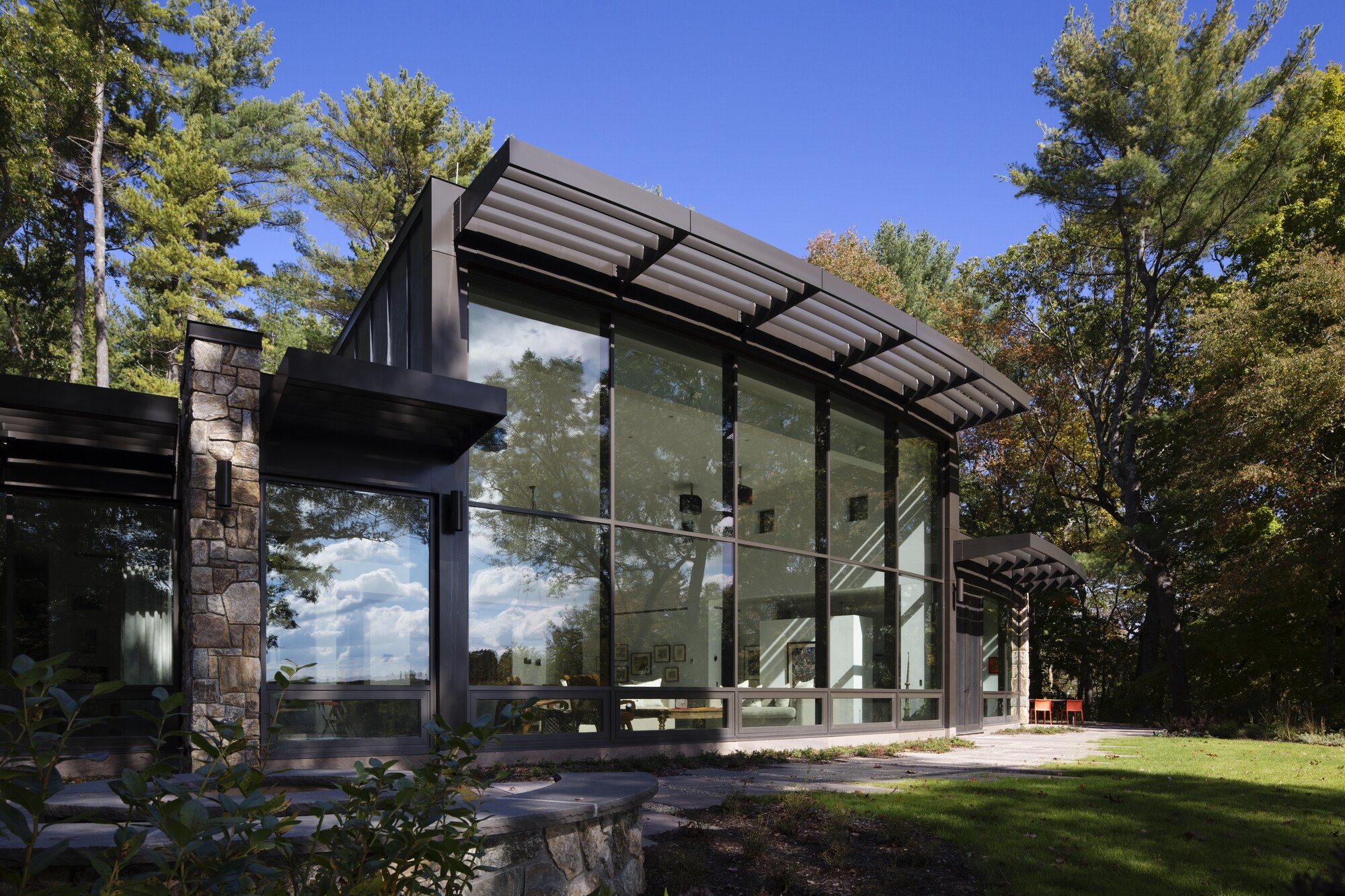 Radial Riverfront, Carlisle. Designed to radiate from a single point on the site — only three right angles in the entire 3,800-square-foot plan. Architect: Pisani + Associates Architects. Photography: Richard Mandelkorn and Greg Premru.