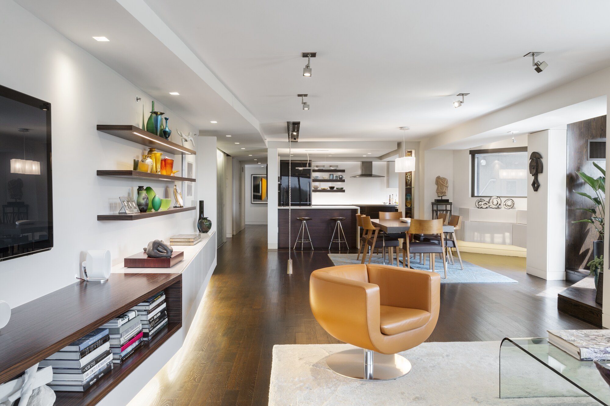 Urban Vine, Boston. A 2,150-square-foot residence overlooking Boston Common. Architect: ACTWO Architects. Photography: Greg Premru.